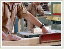 Hombre trabajando con madera