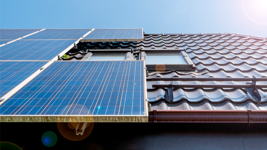 Placas solares en el tejado de una casa